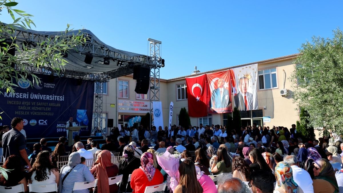 Vali Gökmen Çiçek Kayseri Üniversitesi'nin Mezuniyet Törenine Katıldı! (1)