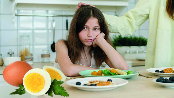 1. Yumurta Sarısı
Yumurtalar, çoğumuzun buzdolabında bulunan pratik bir besin. Özellikle yumurta sarısı, D vitamini açısından iyi bir kaynaktır. Bir yumurta sarısı yaklaşık 40-50 IU (uluslararası birim) D vitamini içerir. Bu miktar tek başına çok yüksek olmasa da, her gün birkaç yumurta tüketmek bu miktarı artırabilir. Omlet, haşlama veya sahanda yumurta yaparken sarısını atmayın; çünkü D vitamininin büyüsü sarıda saklı! Üstelik lezzeti de cabası.