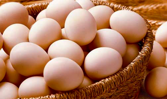 Yumurta
Yumurta, biotin açısından en zengin besinlerden biridir ve saç uzamasını desteklemek isteyenler için mükemmel bir seçenektir. Hem sarısında hem beyazında biotin bulunsa da, sarısı özellikle yüksek miktarda içerir. Ayrıca yumurta, yüksek kaliteli proteinler ve temel amino asitlerle doludur. Bu da saç üretiminde önemli bir rol oynar. Biotin, saçın ana yapı taşı olan keratin üretimini destekler ve eksikliği kırılgan, incelen saçlara neden olabilir. Düzenli yumurta tüketimi, saçlarınızı daha güçlü ve sağlıklı hale getirebilir.
