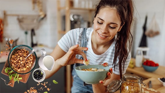 Zenginleştirilmiş Gıdalar
Birçok kahvaltılık gevrek, özellikle tam tahıllı veya sağlıklı seçenekler, D vitamini ile zenginleştirilmiştir. Bir porsiyon, markaya bağlı olarak 40-100 IU D vitamini sağlayabilir. Zenginleştirilmiş süt veya meyve suyuyla birlikte tüketildiğinde, öğlen olmadan D vitamini dozunuzu ikiye katlayabilirsiniz. Bu besinleri tercih ederken mutlaka şeker içreğine dikkat edin.