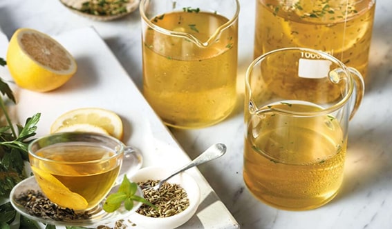 Bitkisel Çaylar
Bitkisel çaylar, sindirimi destekleyen ve gazı hafifleten harika bir seçenektir. Nane, papatya, limon otu veya yeşil çay gibi çeşitler, anti-inflamatuar ve antiviral özellikleriyle bağırsak sağlığını korur. Bu çaylar sindirim sistemini rahatlatır ve susuzluğu giderir.