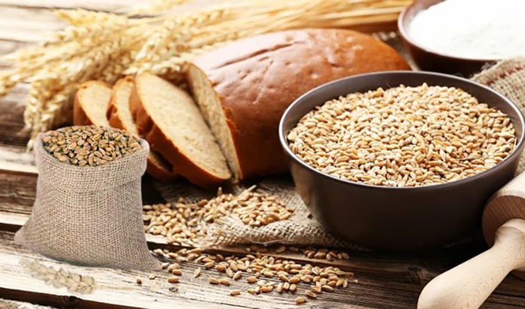 Kinoa
Kinoa, tüm temel amino asitleri içeren tam bir proteindir ve glütensizdir. Pişirilen 1 su bardağı kinoa da ise 8 gram protein ve 5 gram lif bulunur. Salatalarda, sebze köftelerinde veya kahvaltılık kaselerde kullanılabilir. Güney Amerika kökenli bu tahıl, çok yönlülüğüyle her mutfakta yer bulur.