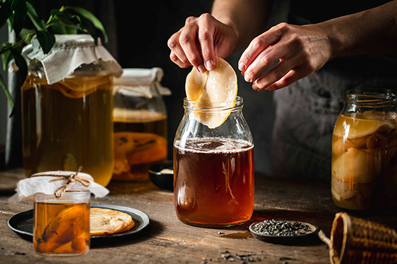 7. Kombucha
Kombucha, fermente edilmiş siyah veya yeşil çaydan yapılan gazlı bir içecektir. SCOBY adı verilen bakteri ve maya kültürüyle hazırlanır ve bağırsak sağlığını destekleyen probiyotikler içerir. Hafif ekşi tadı ve ferahlatıcı yapısıyla sindirimi kolaylaştırır, detoks etkisi sağlar ve enerji seviyelerini artırabilir. Ancak yüksek şeker içeriği nedeniyle ölçülü tüketilmelidir.