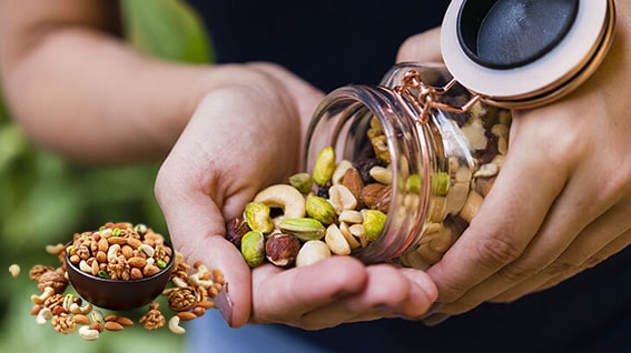 Kuruyemişler İle Dengeyi Sağlayın
Badem, ceviz, fındık, chia ve keten tohumu gibi besinler, lif ve sağlıklı yağlar açısından zengindir. Bu yemişler, kolesterol seviyelerini dengeleyerek kalp sağlığını korur. Ancak kalorileri yüksek olduğu için porsiyon kontrolü önemli. Günde bir avuç kuruyemiş sağlıklı bir atıştırmalık olabilir.