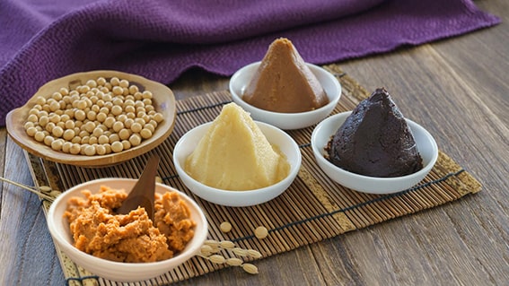 5. Miso
Japon mutfağının vazgeçilmezi miso, fermente soya fasulyesi, pirinç veya arpadan yapılan bir pastadır. Çorbalara ve marinasyonlara derin bir umami tadı katar. Probiyotik içeriği sindirimi desteklerken, çinko ve manganez gibi minerallerle besin değerini artırır. Misonun probiyotik özelliklerini korumak için kaynatmaktan kaçınılmalıdır.