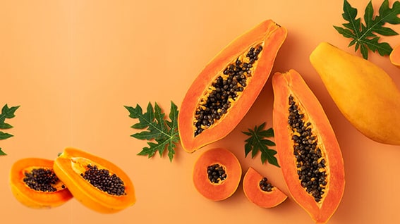 Papaya
Papaya, sadece tropikal bir lezzet sunmakla kalmaz, aynı zamanda sindirimi destekleyen güçlü bir enzim olan papain içerir. Bir uzman, “Papain, proteinleri parçalayarak sindirilmemiş yiyeceklerin gaz yapan bakteriler tarafından fermente edilmesini azaltır,” diyor. Papayayı ara öğün olarak tüketebilir veya smoothie’lere ekleyerek gazı hafifletebilirsiniz.