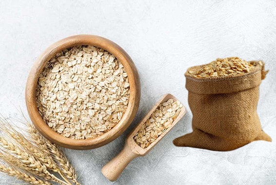 Yulaf
Yulaf, hem uygun fiyatlı hem de çok yönlü bir seçenektir. 1 su bardağı pişmiş yulaf 6 gram protein ve 4 gram lif içerir. Fıstık ezmesi veya protein tozu ekleyerek protein içeriğini artırabilirsiniz. Yulaf, köfte, kurabiye veya ekmek tariflerinde de kullanılabilir.