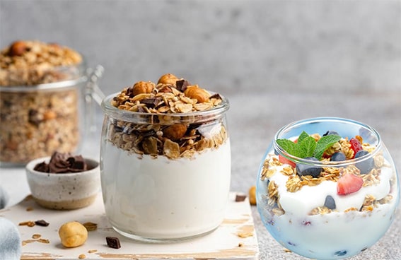 1. Şekersiz Müsli
Diyetisyenler, şeker eklenmemiş müsliyi kan basıncı dostu bir seçenek olarak öneriyor. Yulaf, buğday gevreği, kuru meyve ve kuru yemiş karışımı içeren bu gevrek, yüksek lif içeriğiyle öne çıkar. Lif, kan basıncını düşürmede ve genel kalp sağlığını desteklemede önemli bir rol oynar. Ayrıca, bu gevrek türü çok düşük sodyum içeriğiyle (servis başına sadece 20 miligram) dikkat çeker. Bir porsiyon (60 gram) yaklaşık 210 kalori, 7 gram lif, 8 gram protein ve sadece 6 gram doğal şeker içerir.