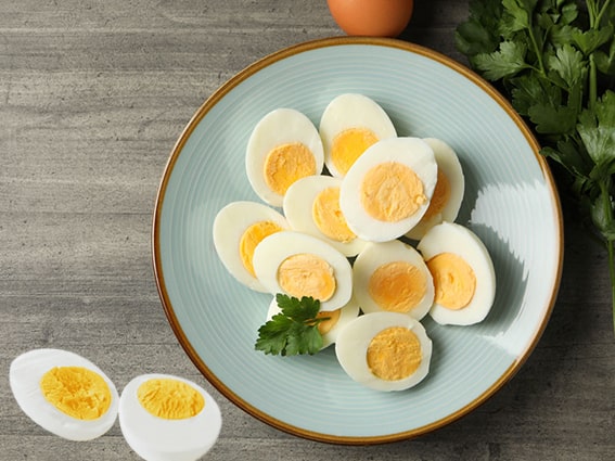 1. Yumurta Sarısı
Yumurta, B vitaminleri, protein, demir ve fosfor açısından zengindir. Özellikle yumurta sarısı, biyotin bakımından yoğun bir kaynaktır.

Pişmiş bir yumurta (50 g): 10 mcg biyotin. Bu da Dv’nin %33’üne eş değerdir. Ancak yumurtayı çiğ tüketmek bir işe yaramaz. Yumurtanın akında bulunan avidin proteini biyotin emilimini engeller.