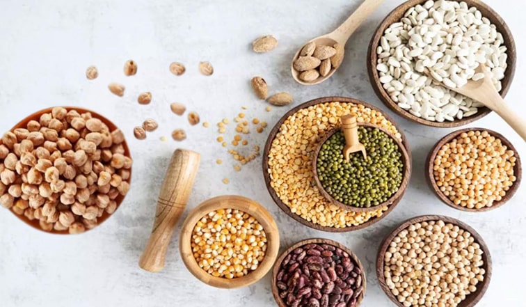 2. Baklagiller
Mercimek, fasulye ve bezelye gibi baklagiller; lif, protein ve mikro besinlerle doludur. Özellikle yer fıstığı ve soya fasulyesi biyotin açısından öne çıkar.

Kavrulmuş yer fıstığı (28 g): 5 mcg biyotin, Dv’nin %17’si.

Haşlanmış soya fasulyesi (100 g): 19.3 mcg biyotin, DV’nin %64’ü