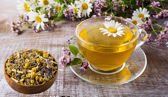 2. Papatya Çayı

Papatya çayı, Antik Mısır ve Roma’dan beri sakinleştirici etkisiyle biliniyor. Apigenin gibi anti-inflamatuar ve spazm önleyici bileşenler içeren bu çay, rahim kaslarını gevşeterek adet sancılarını azaltıyor. Ayrıca, uykuyu düzenleyerek ve yorgunluğu hafifleterek genel bir rahatlama sağlıyor. Adet dönemindeki duygusal dalgalanmalara karşı da destekleyici.
Hazırlanışı: Bir çay kaşığı kurutulmuş papatya çiçeğini sıcak suda 5-10 dakika demleyin. Günde 1-2 fincan içmek idealdir.
