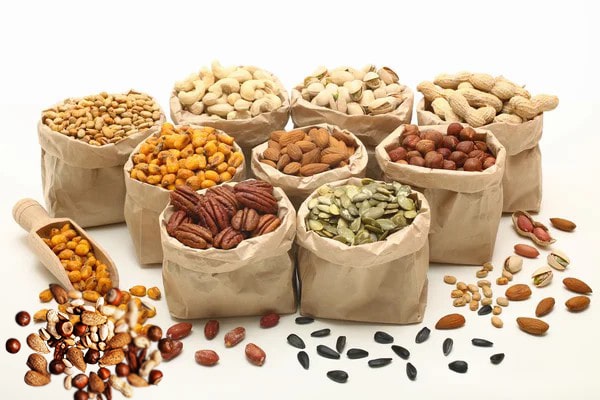 3. Kuruyemiş ve Tohumlar
Kuruyemişler ve tohumlar, sağlıklı yağlar, lif ve proteinin yanı sıra biyotin içerir.
Kavrulmuş ay çekirdeği (20 g): 2.6 mcg biyotin, DV’nin %9’u
Kavrulmuş badem (30 g): 1.5 mcg biyotin, DV’nin %5’i