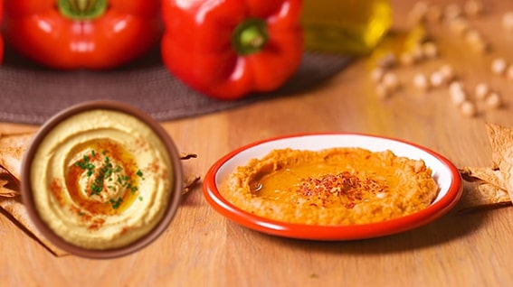  4. Kırmızı Biber ve Humus

Kıtır kırmızı biber dilimleri ve humus, sağlıklı bir alternatiftir. Humus, nohuttan yapıldığı için 1/3 fincanda yaklaşık 2 miligram demir sağlar. Orta boy bir kırmızı biber ise 0.5 miligram demir ekler. Uzmanlar, kırmızı biberin yüksek C vitamini içeriğinin, humustaki demirin emilimini artırdığını belirtiyor. Bu kombinasyon, hem lezzetli hem de besleyici bir atıştırmalık sunar.