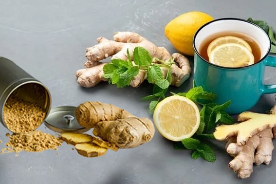 5. Zencefil Çayı
Zencefil çayı, Asya ve Hint tıbbında yüzyıllardır kullanılan bir şifa kaynağı. Gingerol adlı bileşik, prostaglandin seviyelerini düşürerek adet kramplarını hafifletiyor. 2015’te yapılan bir araştırma, adet döneminin ilk günlerinde 750-2000 mg zencefil tozu alan kadınlarda ağrının azaldığını gösterdi. Zencefil, aynı zamanda bulantıyı azaltarak adet döneminin diğer rahatsızlıklarına da iyi geliyor.

Hazırlanışı: Taze zencefil dilimlerini veya 1 çay kaşığı toz zencefili sıcak suda 5-10 dakika demleyin. Bal veya limonla tatlandırabilirsiniz.