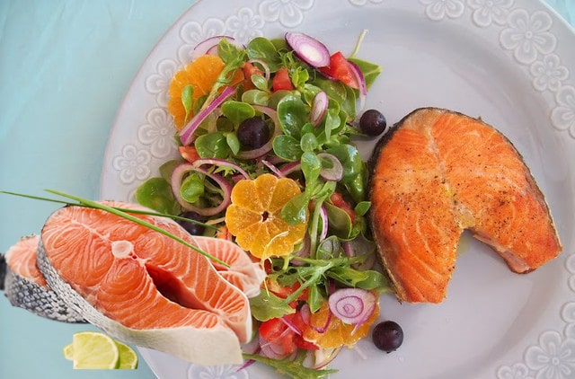 7. Somon Balığı
Somon, omega-3 yağ asitleri, protein ve minerallerin yanı sıra biyotin açısından da zengindir.
Pembe somon (85 g): 5 mcg biyotin, DV’nin %17’si