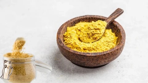 9. Maya
Besin mayası ve bira mayası, biyotin içeriğiyle vegan beslenmede popülerdir, ancak miktar markaya göre değişir.
Bira mayası (7 g): 1.4 mcg biyotin, DV’nin %5’i
Besin mayası (5 g): 9.8 mcg biyotin, DV’nin %28’i