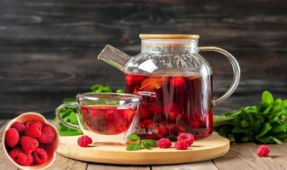 1. Ahududu Yaprağı Çayı
Ahududu yaprağı çayı, adet sancılarını hafifletmek için güçlü bir müttefik. Ahududu meyvesinden farklı olarak, yapraklardan hazırlanan bu çay, siyah çaya benzer hafif bir tada sahip. İçerdiği fragarin bileşeni, pelvik kasları güçlendiriyor ve rahimdeki kasılmaları azaltarak krampları hafifletiyor.

Hazırlanışı: 1-2 çay kaşığı kurutulmuş ahududu yaprağını sıcak suya ekleyin, 10 dakika demleyin ve süzerek için. Bu çay, düzenli tüketildiğinde adet dönemini daha konforlu hale getirebilir.