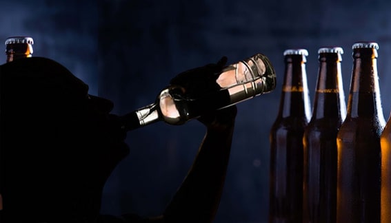 Alkol
Alkol, tiroid bezinin işleyişini bozabilir ve hormon üretimini olumsuz etkileyebilir. Aşırı alkol tüketimi, karaciğer fonksiyonlarını da zorlayarak tiroid hormonlarının metabolizmasını etkileyebilir. Tiroid hastalarının alkolü tamamen bırakması veya çok sınırlı miktarda tüketmesi önerilir.