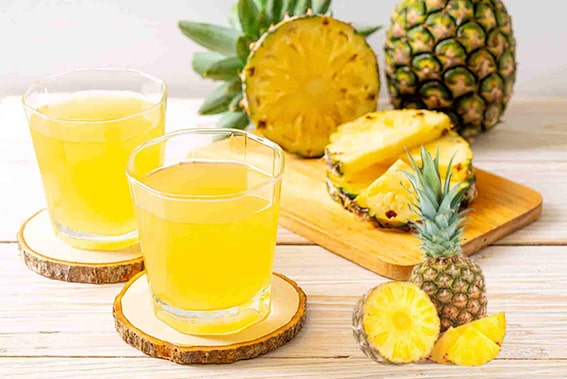 1. Ananas
Ananas, bromelain enzimi içerir ve bu enzim, proteinlerin daha kolay sindirilebilir küçük parçalara ayrılmasını sağlar. Bromelain, bağırsaklarda besin emilimini destekler ve iltihabı azaltarak sindirim sistemini rahatlatır. Ayrıca, karaciğeri desteklemek için anti-inflamatuar etkisiyle oksidatif stresi azaltabilir ve detoksifikasyon süreçlerini kolaylaştırabilir.
Bromelain, karaciğerdeki iltihaplanmayı azaltarak ve yağ birikimini önleyerek karaciğer sağlığını destekler. Ayrıca, sindirimi kolaylaştırarak karaciğerin toksinleri işleme yükünü hafifletir.
