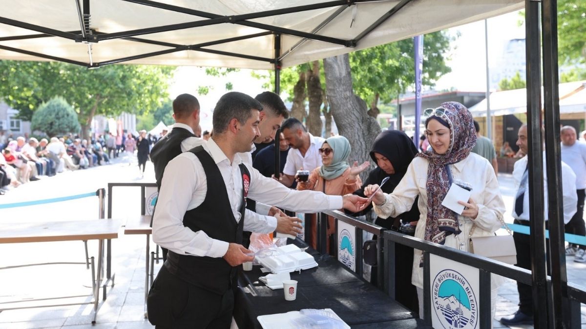Aşure Dağıtımı (2)