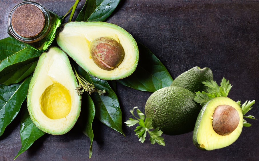 10. Avokado
Avokado, folat, sağlıklı yağlar ve biyotin açısından zengin bir besindir.
Orta boy avokado (200 g): 1.85 mcg biyotin, DV’nin %6’sı