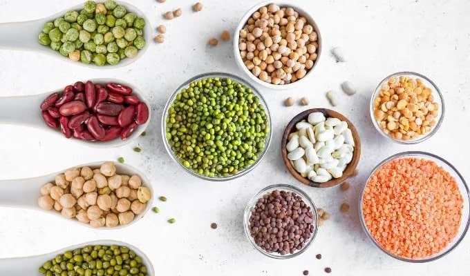 4. Baklagiller
Mercimek, nohut ve siyah fasulye gibi baklagiller, kolon kanseri riskini azaltmada güçlü bir etkiye sahiptir. Lif, protein ve antioksidanlarla dolu olan bu besinler, bağırsak sağlığını destekler ve iltihabı azaltır. Araştırmalar, yüksek lifli bir diyetin, özellikle baklagiller açısından zengin olanların, kolorektal kanser riskini azalttığını doğruluyor. 29 çalışmanın analizi, en fazla baklagil tüketen bireylerin, en az tüketenlere göre kolorektal kanser riskinin %10 daha düşük olduğunu ortaya koyuyor. Günde bir porsiyon (yaklaşık 100 gram) baklagil tüketimi ise riski %21 oranında azaltabilir.