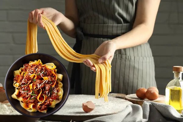 Bolonez Sos
İtalya’nın Bologna şehrinden adını alan bolonez sos, et severlerin favorisi ve makarna soslarının yıldızlarından biridir. Geleneksel olarak tagliatelle al ragu veya lazanya alla bolognese tariflerinde kullanılan bu sos, spagettiyle de muhteşem bir uyum sağlar. Bolonez sos, kıyma, taze domates, soğan, sarımsak ve havuç gibi temel malzemelerle hazırlanır. Yavaş yavaş pişirilerek lezzetlerin birbiriyle bütünleşmesi sağlanan bu sos, zengin ve doyurucu bir tat sunar.