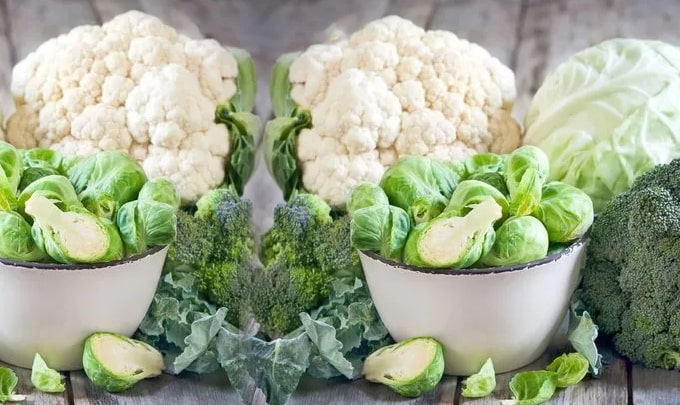 Brüksel Lahanası
Bir su bardağı çiğ Brüksel lahanası, 75 mg C vitamini sunar. Lif, A ve K vitamini açısından zengin olan bu sebze, fırınlanarak veya salata şeklinde hazırlanarak bağırsak ve hücre sağlığına katkıda bulunur.