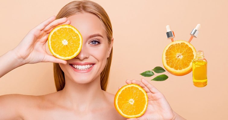 C Vitamini
C vitamini genellikle bağışıklık sistemiyle ilişkilendirilse de, cilt sağlığı için de vazgeçilmezdir. Vücudun kolajen üretimini destekler ve serbest radikallerle savaşarak erken yaşlanmayı önler. Ayrıca, cilt tonunu aydınlatır ve yaraların iyileşmesini hızlandırır. Eğer cildiniz mat görünüyor veya lekeler yavaş iyileşiyorsa, C vitamini takviyesi faydalı olabilir. Portakal, çilek ve biber gibi gıdalarda bolca bulunan bu vitamini, takviye olarak almak da etkili bir seçenektir.