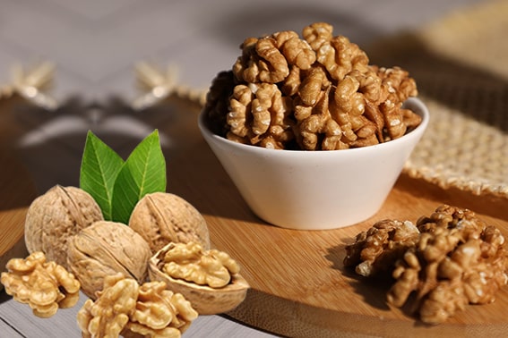 3. Ceviz
Ceviz, kolon kanseri riskini azaltmada besleyici bir atıştırmalık olarak dikkat çekiyor. Omega-3 yağ asitleri açısından zengin olan ceviz, iltihabı azaltarak kanser gelişimiyle mücadele eder. Ayrıca, bağırsak sağlığını destekleyen lif içeriğiyle mikrobiyomu besler. Cevizin en önemli özelliklerinden biri, içerdiği polifenol bileşiklerinin bağırsak mikrobiyomu tarafından Ürolithin A adlı bir bileşiğe dönüştürülmesidir. Bu bileşik, iltihabı azaltır ve kolon sağlığını güçlendirir.