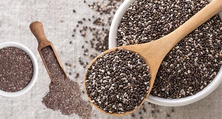 Chia Tohumları
Chia tohumları, yüksek çözünebilir lif ve omega-3 içeriğiyle sindirimi yavaşlatarak glikozun kana geçişini dengeler. Suda bekletildiğinde jel oluşturan chia, smoothie’lere, yoğurda veya salatalara eklenerek tüketilebilir. Günde 1-2 tatlı kaşığı, kan şekeri kontrolünde etkili bir destek sağlar.