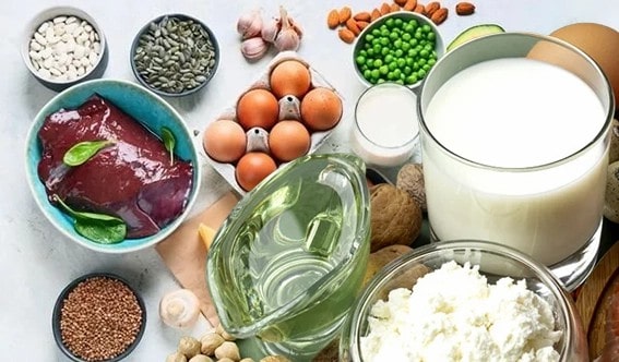 Çinko
Çinko, cilt onarımı ve iltihap kontrolünde etkili, sessiz ama güçlü bir mineraldir. Özellikle akne veya yavaş iyileşen cilt problemleriyle mücadele edenler için faydalıdır. Ayrıca saç köklerinin sağlığını destekler. Ancak, çinko takviyesi alırken dikkatli olunmalı, çünkü fazla çinko diğer minerallerin emilimini engelleyebilir. Önerilen dozda alındığında, çinko ciltteki iltihabı azaltabilir ve saç dökülmesini önleyebilir. Kabak çekirdeği, kırmızı et ve kabuklu deniz ürünleri gibi çinko açısından zengin gıdaları diyetinize eklemek de faydalı olacaktır.
