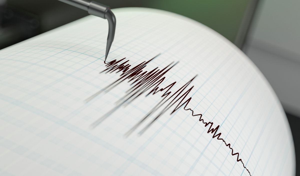 Depremlerin Artış Nedeni Ne?
Deprem uzmanı Prof. Dr. Osman Bektaş, Kütahya’daki depremin ardından bölgedeki sarsıntıların neden arttığını anlattı. Bektaş, sosyal medya hesabından yaptığı değerlendirmede, son dönemde sıklaşan depremlerin Sındırgı’daki 6.1 büyüklüğündeki sarsıntıyla bağlantılı olduğunu belirtti. “4 gün önceki 4,1 büyüklüğündeki depremden sonra depremsellik 4,9 ile Kuzeydoğuya, Kütahya-Tavşanlı istikametine doğru büyümeye devam ediyor. 6,1 Sındırgı depremi çevre fay sistemi içerisinde dolaşan sıcak su valfını açtığı için depremsellikte arttı.” dedi.
