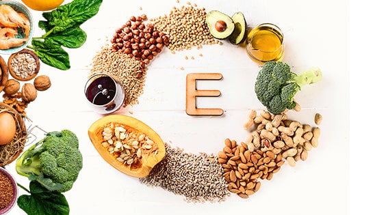 E Vitamini
Cilt vitamini olarak bilinen E vitamini, güçlü bir antioksidandır ve cildi oksidatif hasardan korur. C vitamini ile birlikte çalıştığında cilt onarımını ve nemlendirmeyi destekler. E vitamini takviyeleri, özellikle kuru cilt problemi yaşayanlar için idealdir. Badem, ayçiçeği çekirdeği ve avokado gibi gıdalarda doğal olarak bulunur, ancak takviye olarak alındığında cilt sağlığını daha hızlı destekleyebilir.