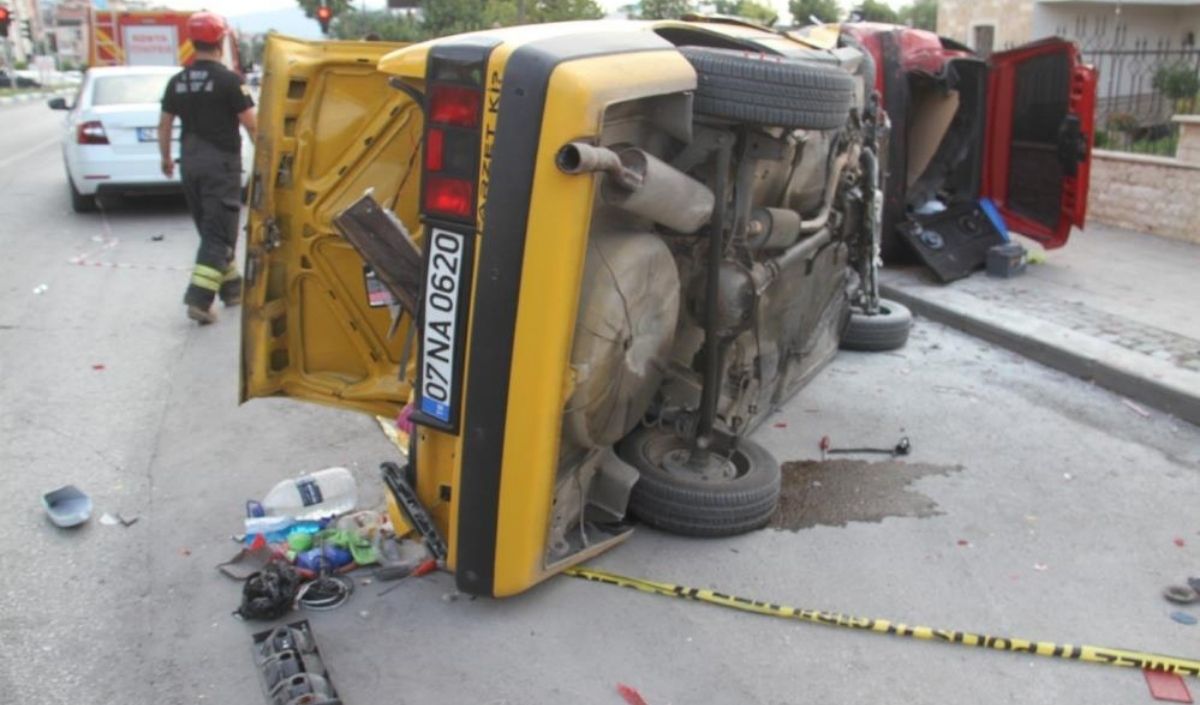 Ehliyetsiz Sürücü Faciası! 6 Araçlı Zincirleme Kaza 3 Yaralı! (1)