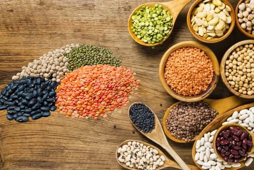 Fasulye ve Baklagiller
Fasulye, mercimek ve nohut gibi baklagiller, gojitin maddesi nedeniyle tiroid hormonlarının emilimini zorlaştırabilir. Bu besinler, yüksek lif içerikleriyle sağlıklı olsalar da, tiroid hastalarının aşırı tüketimden kaçınması önerilir. Baklagilleri diyetten tamamen çıkarmak yerine, ölçülü tüketmek ve iyi pişirerek sindirimi kolaylaştırmak daha uygun bir yaklaşımdır.