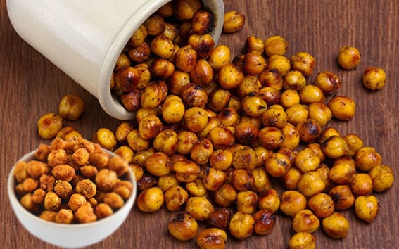 3. Fırınlanmış Nohut

Kıtır kıtır ve doyurucu fırınlanmış nohut, hem lezzetli hem de besleyici bir atıştırmalıktır. Nohut, protein, lif ve non-heme demir açısından zengindir. Yarım fincan fırınlanmış nohutun yaklaşık 2.4 miligram demir sağladığını ve enerji için gerekli besinleri sunuyor. Evde kolayca hazırlamak için konserve nohutu zeytinyağı, sarımsak tozu, kekik ve fesleğen gibi baharatlarla harmanlayıp fırınlayın.