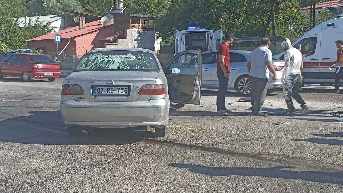 İki Otomobil Birbirine Girdi! 1'I Ağır 4 Yaralı (1)