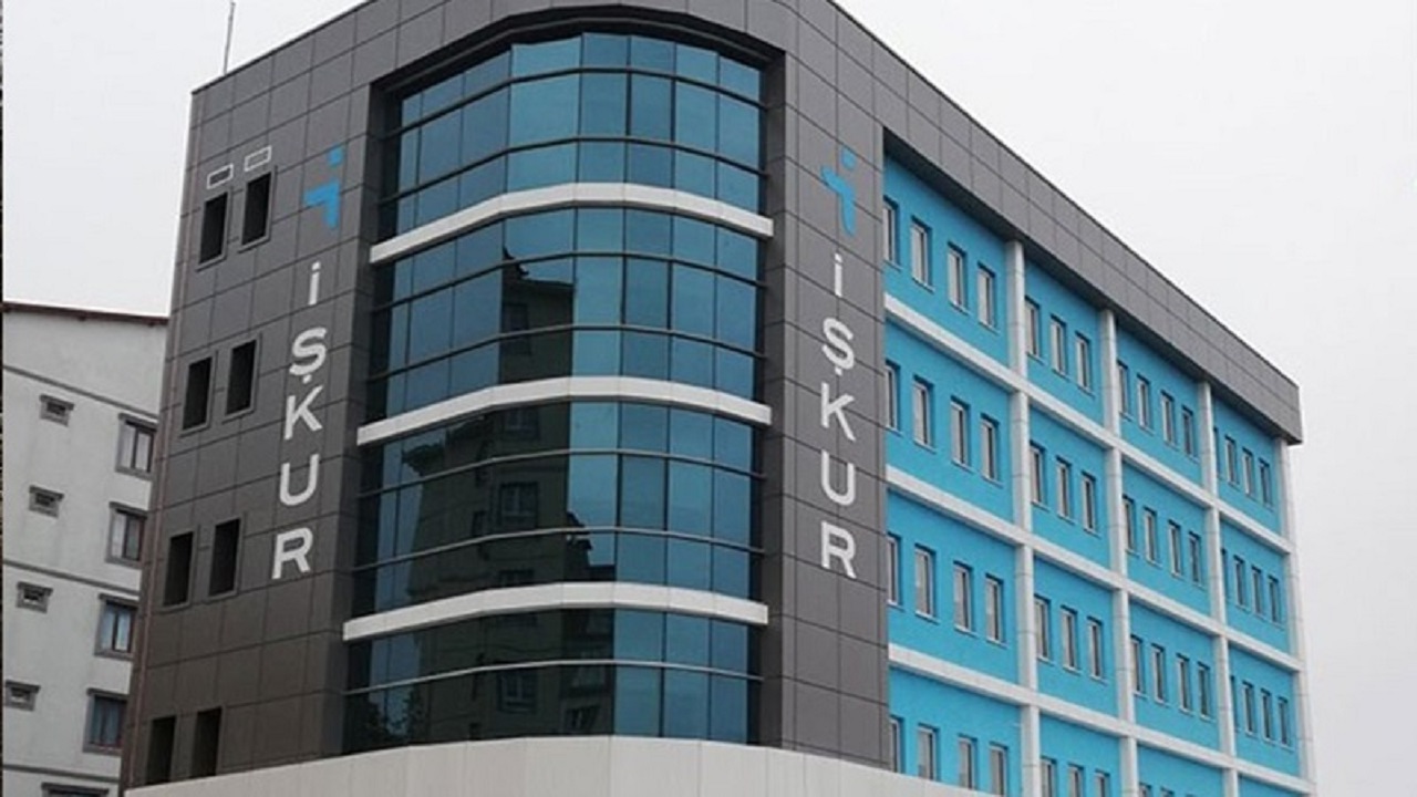 Türkiye İş Kurumu (İŞKUR), Haziran 2025'e dair istihdam raporunu kamuoyuyla paylaştı. Bu dönemde toplam 145 bin 900 kişi İŞKUR aracılığıyla yeni bir işe yerleştirildi. Erkek istihdamı 88 bin 520 kişiyle çoğunluğu oluştururken, kadın istihdamı ise 57 bin 380 olarak kaydedildi. İş arayanlarla işverenleri buluşturan kurumun verileri, iş gücü piyasasındaki ihtiyaçları gözler önüne serdi. Yaz aylarında istihdamda yaşanan değişim özellikle bazı sektörleri öne çıkardı.