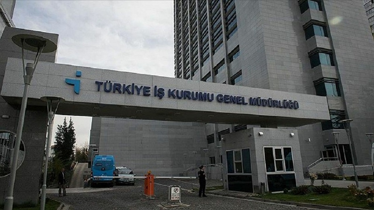 İstihdamın Dinamikleri Yeniden Şekilleniyor

İŞKUR’un aylık olarak paylaştığı veriler, iş gücü piyasasındaki yönelimin son dönemde önemli ölçüde değiştiğini ortaya koydu. Haziran ayı verilerine göre; istihdam rakamları artışını sürdürürken, işsizlik oranı düşük seviyelerde kalmaya devam etti. Türkiye ekonomisinin üretim ve ihracata odaklı büyüme hedefleri doğrultusunda, firmaların eleman ihtiyacı giderek çeşitleniyor. Özellikle yaz aylarında bazı sektörlerdeki yoğunluk, işe alım süreçlerini doğrudan etkiliyor.