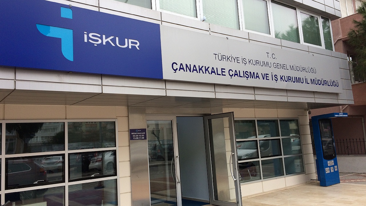 İlk 6 Aydaki İstihdam Rakamları Dikkat Çekti

2025 yılının ilk yarısına ait istihdam verileri de kamuoyuyla paylaşıldı. Ocak ile Haziran ayları arasında toplam 759 bin 945 kişi İŞKUR vasıtasıyla işe yerleştirildi. Bu rakamlar, iş piyasasındaki hareketliliğin istikrarlı biçimde sürdüğüne işaret ediyor. İşverenlerin talepleri özellikle imalat ve hizmet sektörlerinde yoğunlaştı. Yılın ilk yarısındaki bu veriler, istihdamın geniş bir alana yayıldığını gösteriyor.