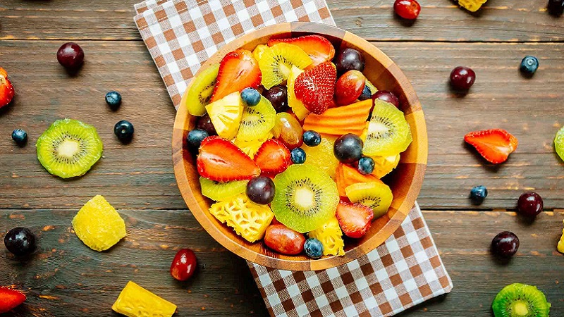 Balık ve üzümle bağışıklığı destekleyin

Omega-3 yağ asitleri açısından zengin balık türleri, özellikle prostat ve bağırsak kanseri riskini azaltmada etkili. Somon, uskumru ve sardalya gibi yağlı balıkların haftada en az iki kez tüketilmesi öneriliyor.

Siyah üzüm de kanser karşıtı özellikleriyle dikkat çekiyor. Çekirdeğiyle birlikte tüketildiğinde bağışıklık sistemini destekliyor. Pankreas, kolon ve akciğer kanserine karşı etkili olan siyah üzümün günde 15 adet ya da 1 küçük salkım kadar tüketilmesi yeterli.