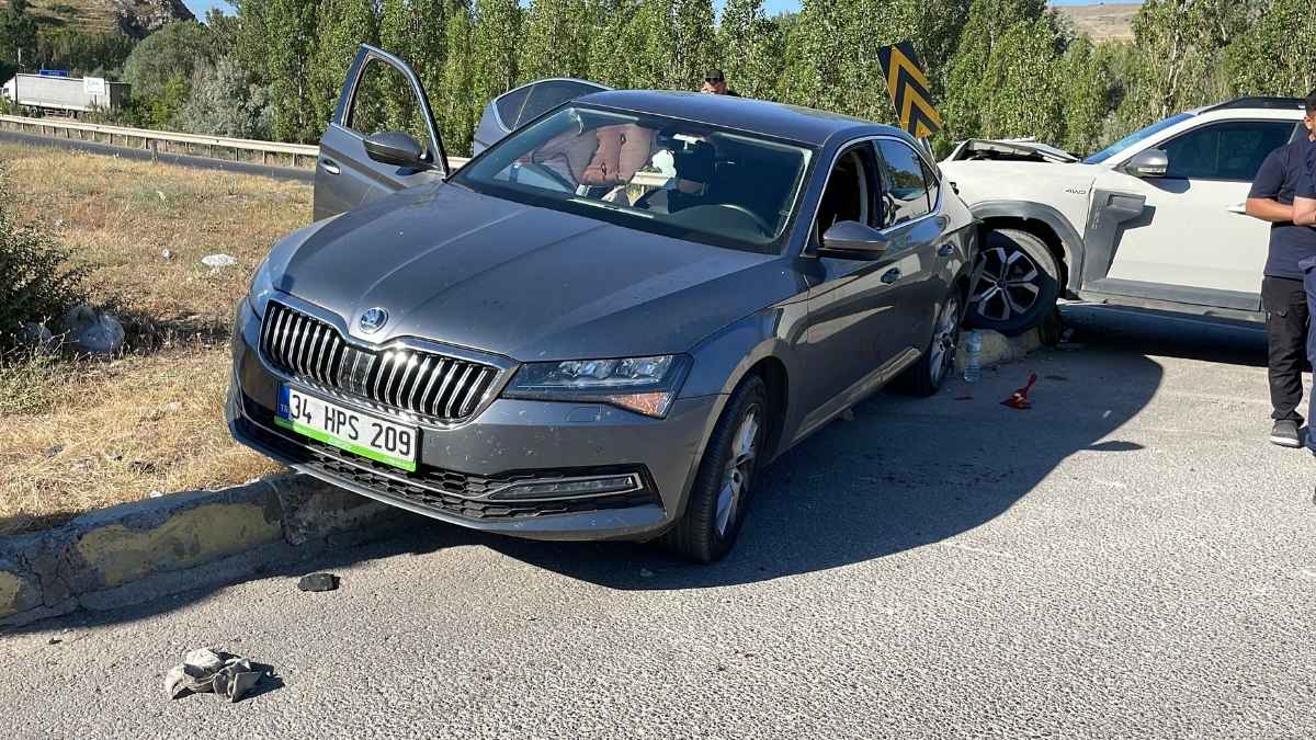 Kavşağa Girmek Isterken Önündeki Araca Çarptı! Çok Sayıda Yaralı Var (1)