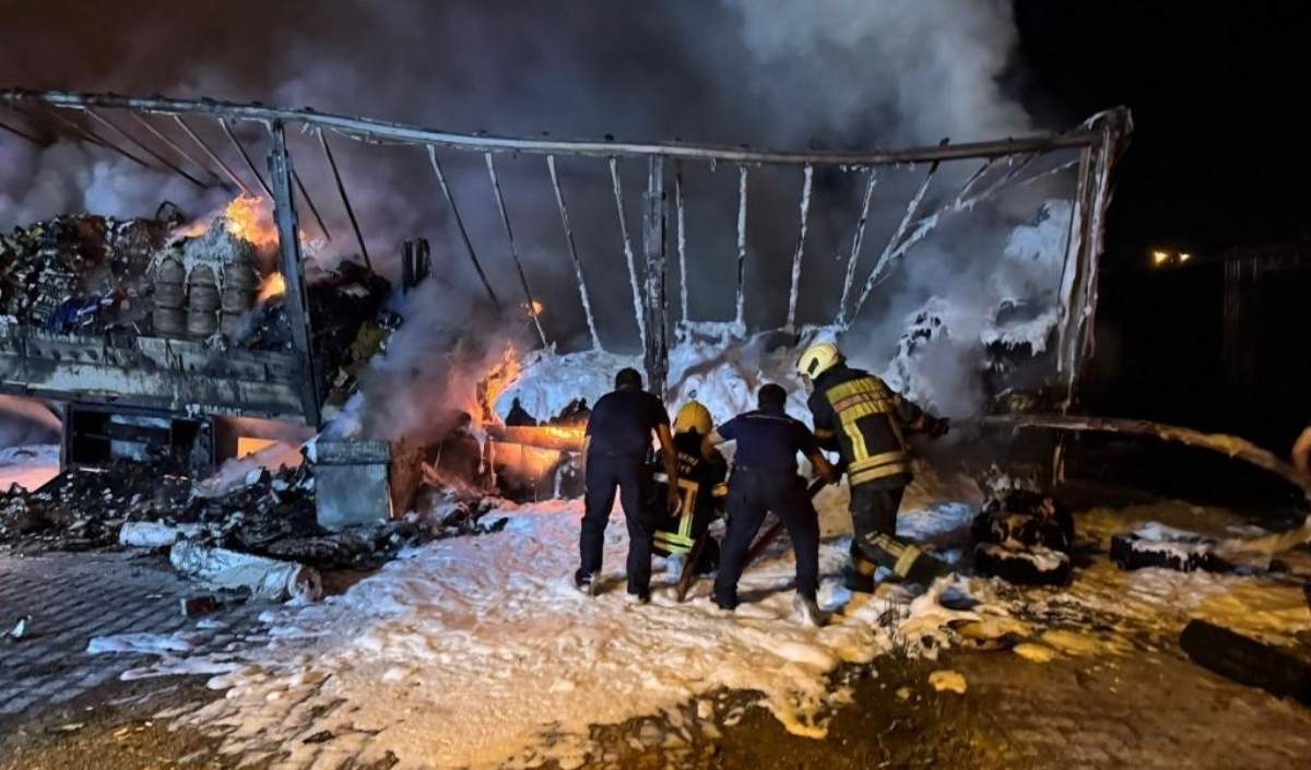 Kayseri'de Alevler Geceyi Aydınlattı! Tır Dorsesinde Yangın Çıktı (2)