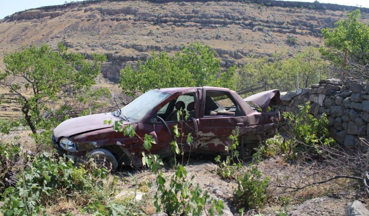 Kayseri’de Faciadan Dönüldü! Otomobil Uçuruma Metre Kala Durdu! (1)