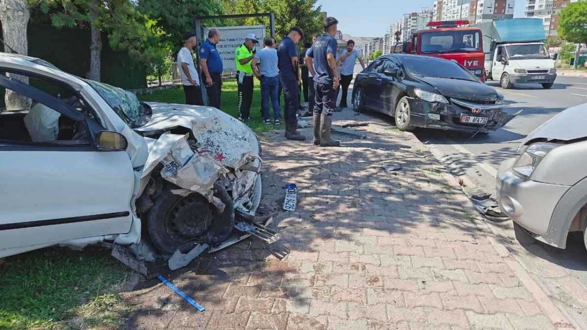 Kayseri'de Korkutan Kaza! 2 Araca Ve Elektrik Trafosuna Çarptı (2)