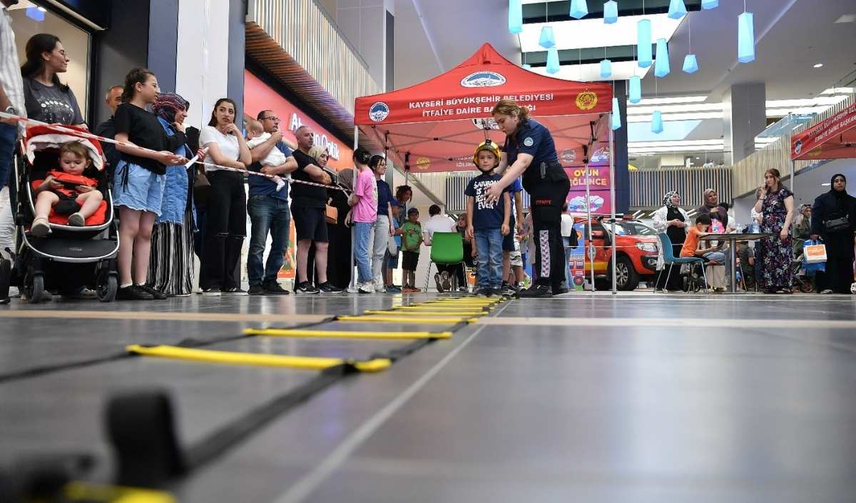 Kayseri'de Minik Itfaiyeciler Iş Başında Eğlence Dolu Tatbikat (3)