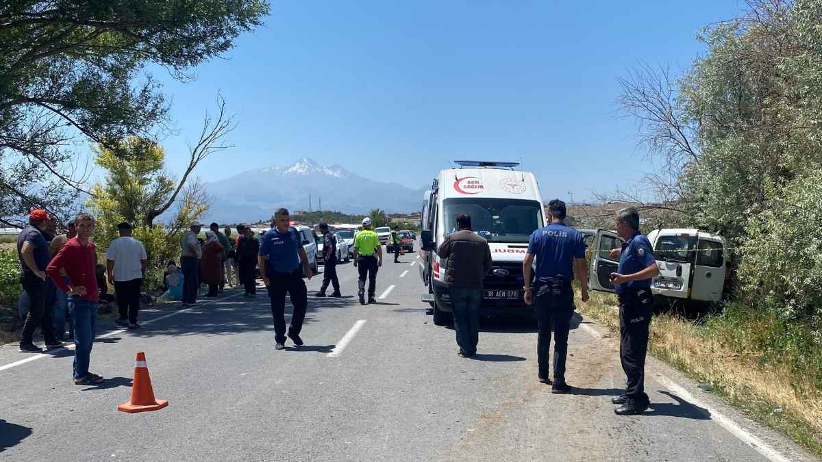 Kayseri'de Park Halindeki Araca Çarptı! 29 Yaşındaki Genç Kazada Can Verdi, 8 Yaralı (1)