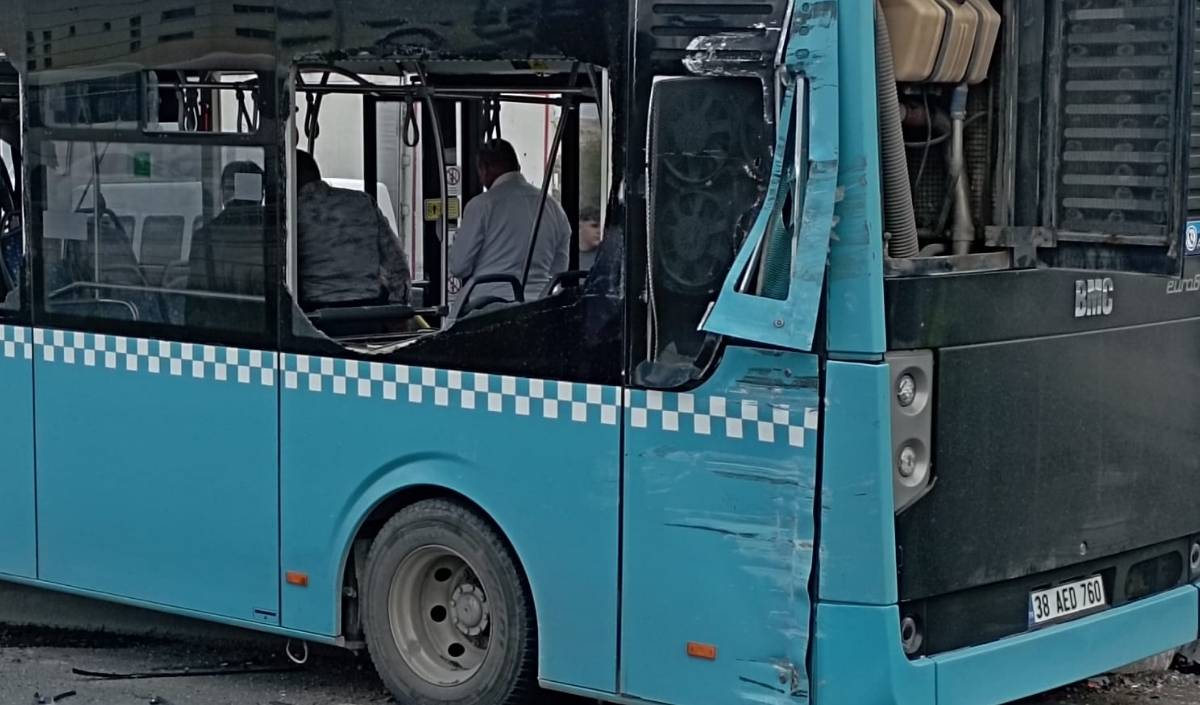 Kayseri'de Tır, Otobüs Ve Otomobil Birbirine Girdi! 8 Kişi Yaralandı (3)