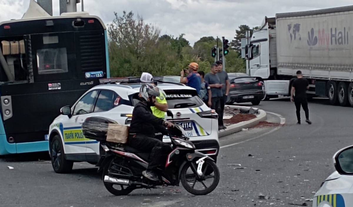 Kayseri'de Tır, Otobüs Ve Otomobil Birbirine Girdi! 8 Kişi Yaralandı (4)